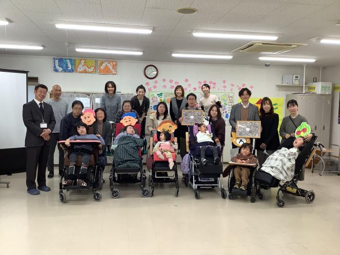 発表会・卒園式 利用者さん、ご家族、スタッフみんなで集合写真を撮りました。