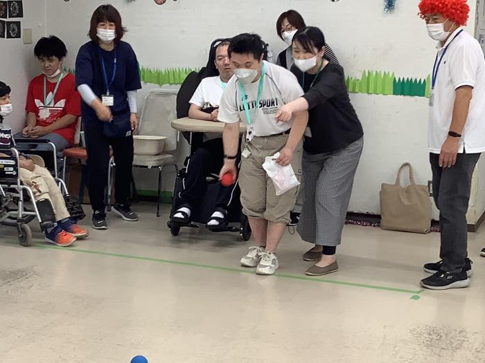 ボッチャ大会。一番近くに狙いを定めて!