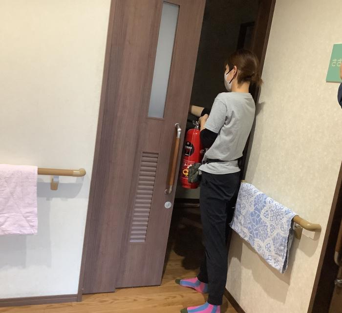 消火器で初期消火を実施