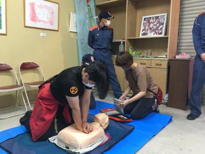AEDを使用した救急救命訓練の様子