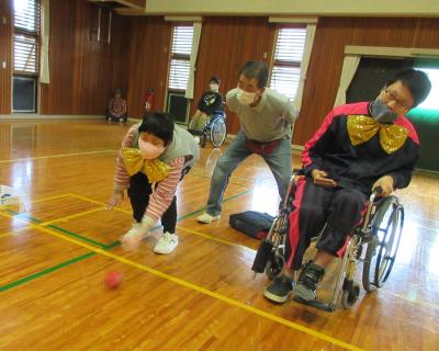 真剣に狙って投げられています。