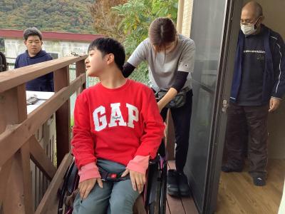 ウッドデッキからの避難経路を確認