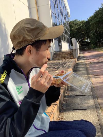 お祭りの味を堪能中!